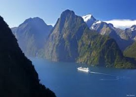 Cruising Fiordland Natl Park / Milford Sound, New Zealand